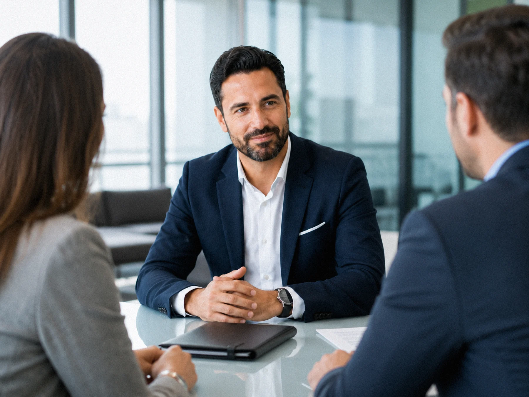 Persönliche Beratung im gemeinsamen Gespräch am Besprechungstisch